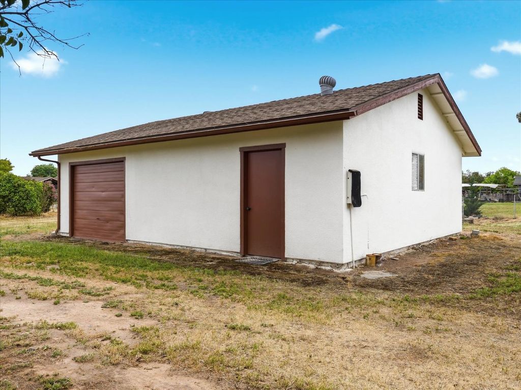 Image 46 of property listing at 2411 N Ring Avenue, Fresno, CA 93723