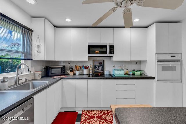 17 Sunnyside Road, Howell, NJ 07731