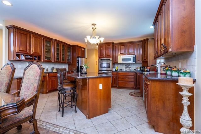 49759 Lakebridge Drive, Shelby Twp, MI 48315