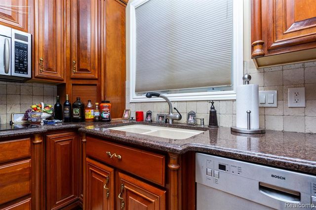 49759 Lakebridge Drive, Shelby Twp, MI 48315