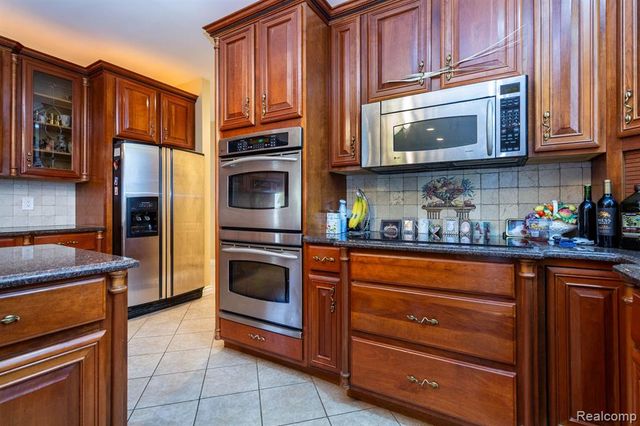 49759 Lakebridge Drive, Shelby Twp, MI 48315