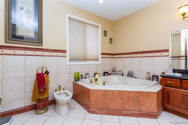 49759 Lakebridge Drive, Shelby Twp, MI 48315