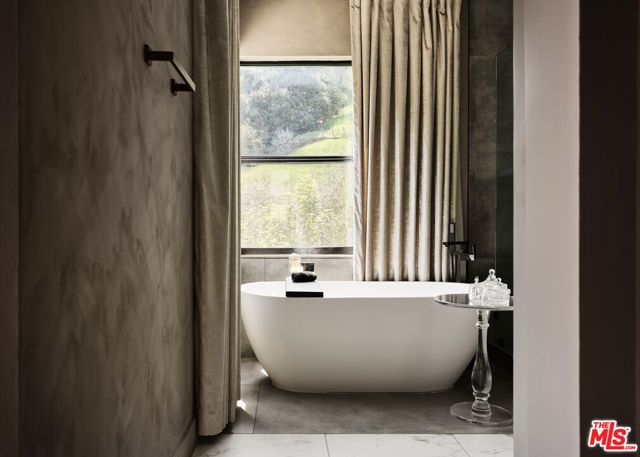 4967 Llano Drive, Woodland Hills (los Angeles), CA 91364