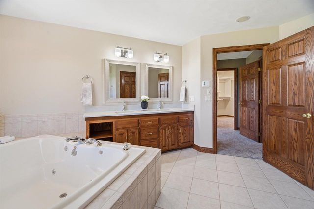W8844 HACKETT LANE, Hortonville, WI 54944