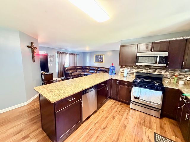 419 Singapore Lane, Carpentersville, IL 60110