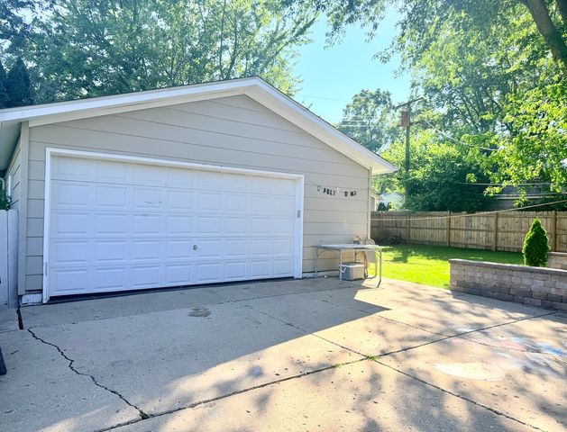419 Singapore Lane, Carpentersville, IL 60110