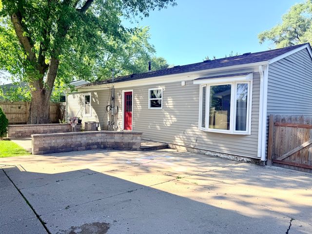 419 Singapore Lane, Carpentersville, IL 60110