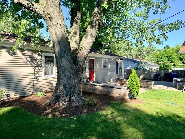 419 Singapore Lane, Carpentersville, IL 60110