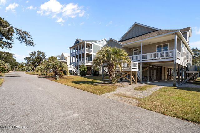111 SE 72nd Street, Oak Island, NC 28465