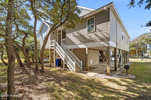 111 SE 72nd Street, Oak Island, NC 28465