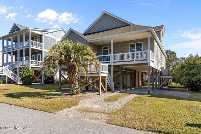 111 SE 72nd Street, Oak Island, NC 28465