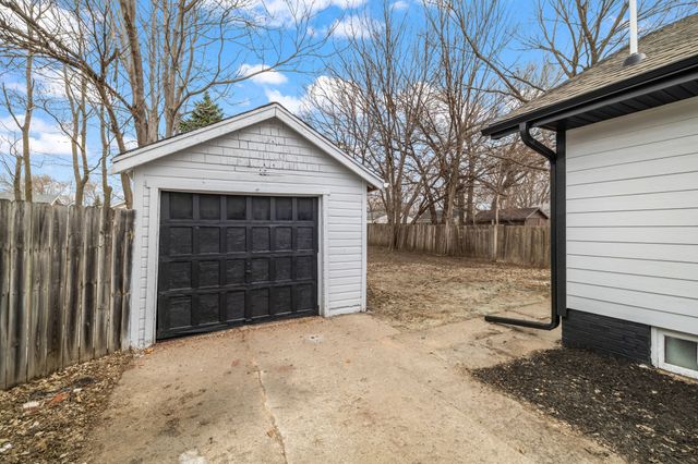 1422 Hull Avenue, Des Moines, IA 50316