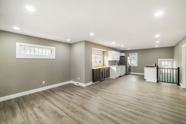 1422 Hull Avenue, Des Moines, IA 50316