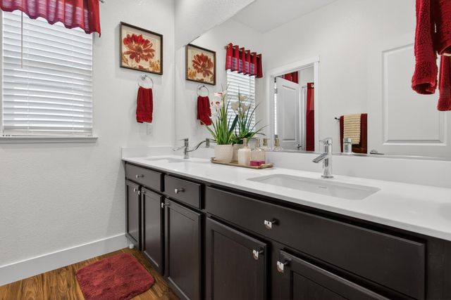1648 Locksley Dr, Lathrop, CA 95330