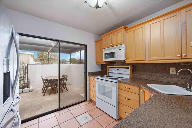 2767 HORSESHOE COURT Q-3, Sarasota, FL 34235