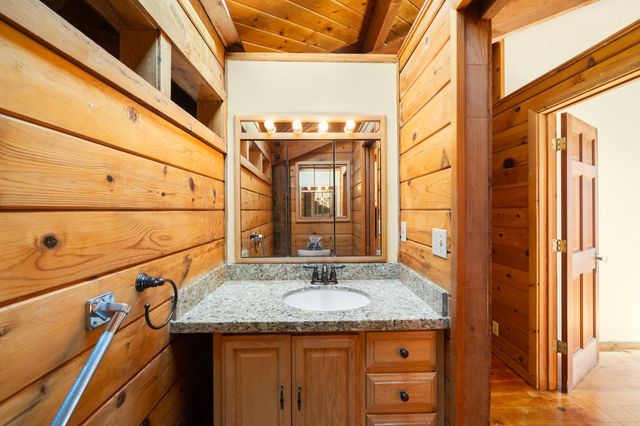 24066 Timber Ridge Dr, Auburn, CA 95602