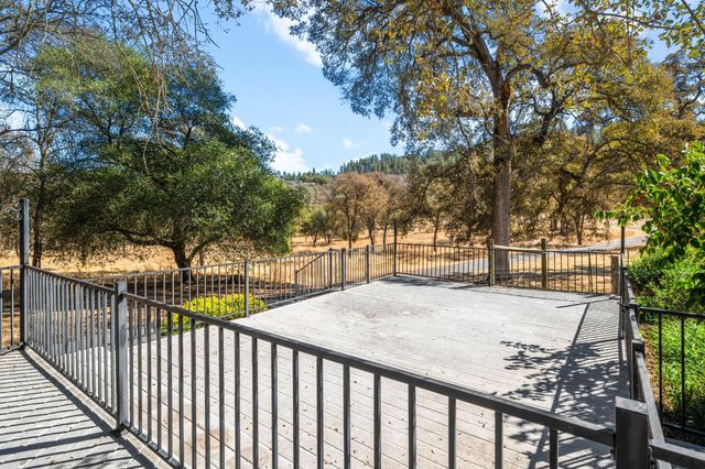24066 Timber Ridge Dr, Auburn, CA 95602