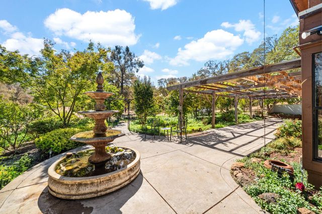 24066 Timber Ridge Dr, Auburn, CA 95602