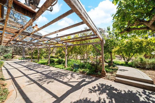 24066 Timber Ridge Dr, Auburn, CA 95602