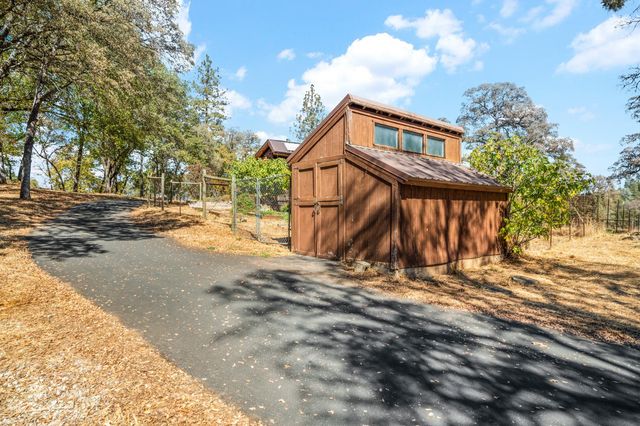 24066 Timber Ridge Dr, Auburn, CA 95602