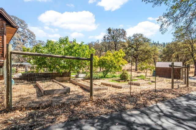 24066 Timber Ridge Dr, Auburn, CA 95602