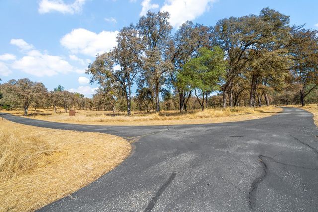 24066 Timber Ridge Dr, Auburn, CA 95602