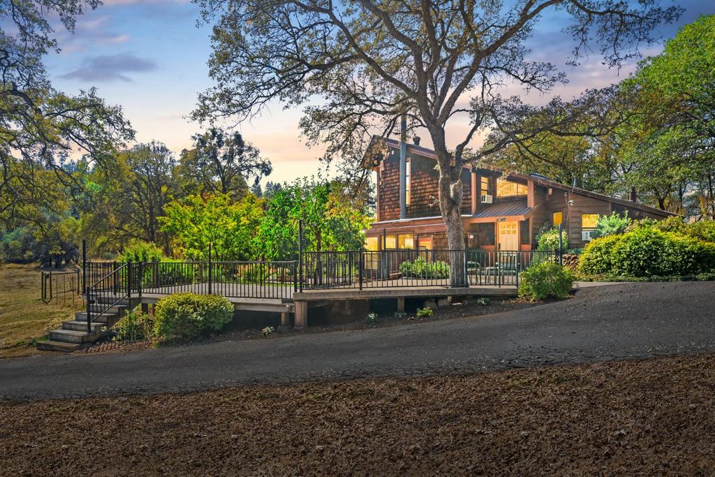 24066 Timber Ridge Dr, Auburn, CA 95602