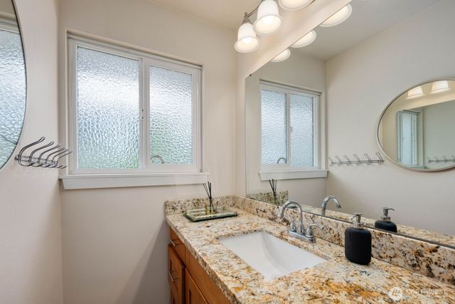 826 S 200th Street, Des Moines, WA 98198