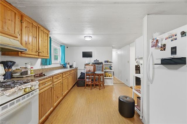 9788 Woods Cross RD, Gloucester, VA 23061