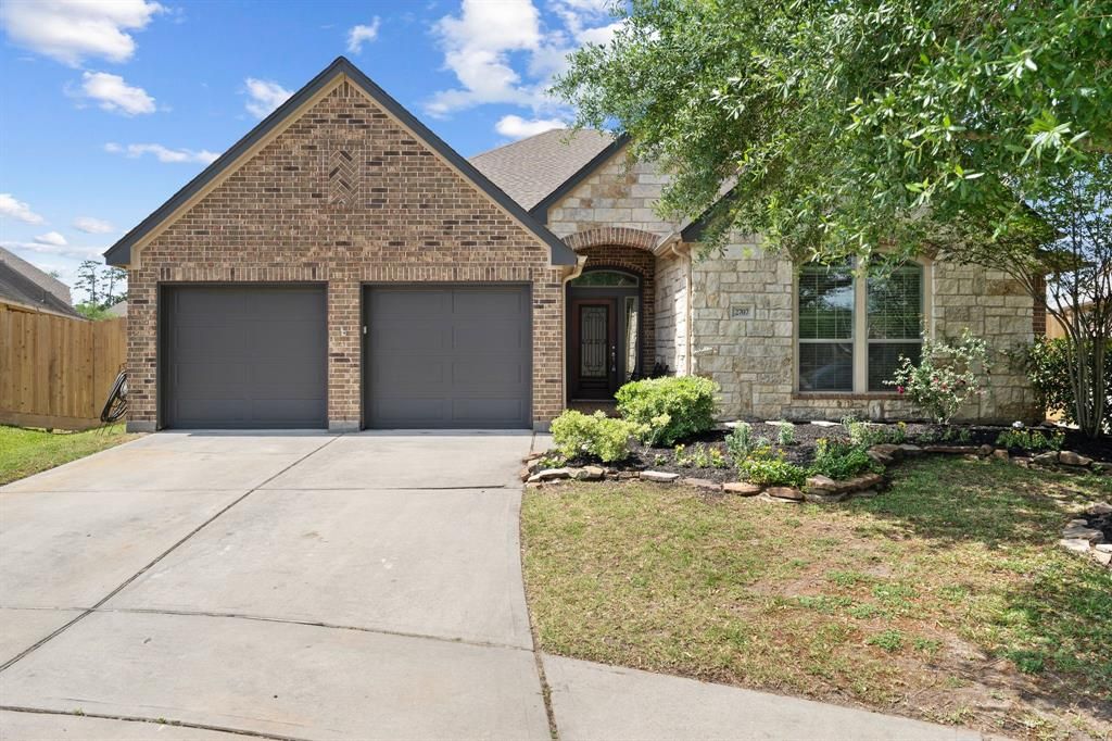 2707 Oak Pass Court, Conroe, TX 77385