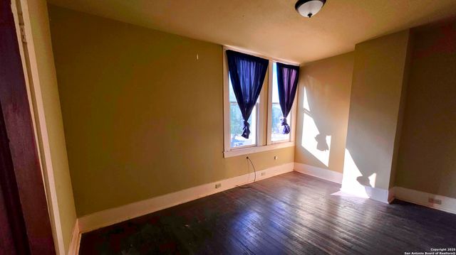 1602 Avenue U, Hondo, TX 78861