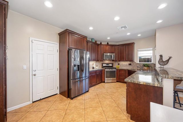 814 Dove Ln, Ione, CA 95640