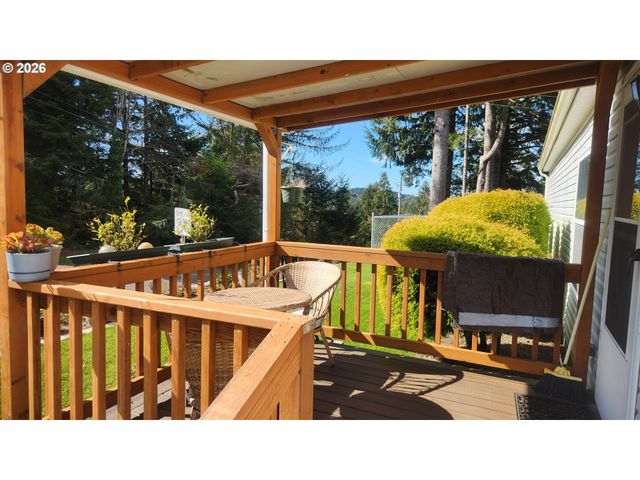 635 CRESTVIEW Dr, Reedsport, OR 97467