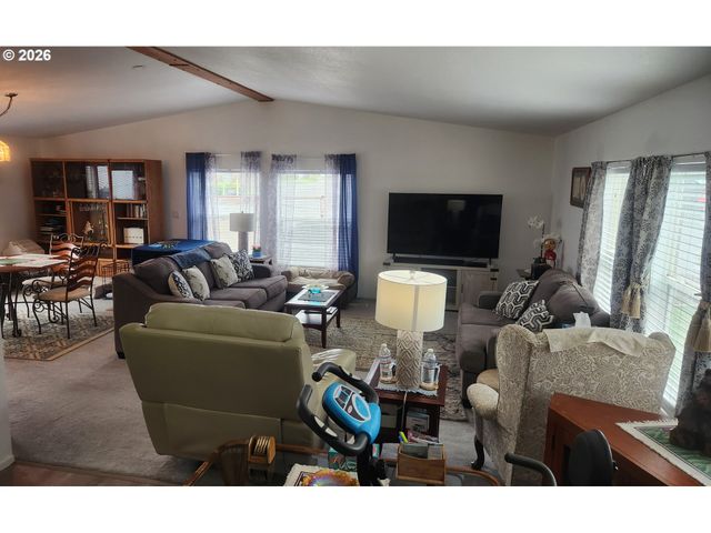 635 CRESTVIEW Dr, Reedsport, OR 97467