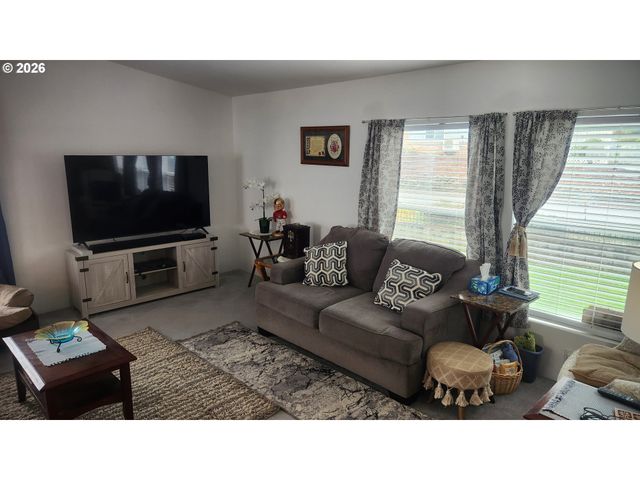 635 CRESTVIEW Dr, Reedsport, OR 97467