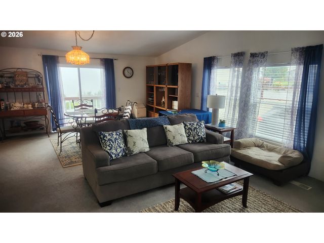 635 CRESTVIEW Dr, Reedsport, OR 97467