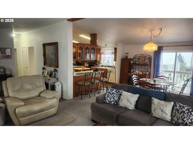 635 CRESTVIEW Dr, Reedsport, OR 97467