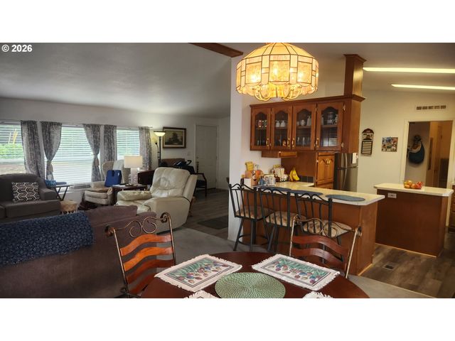 635 CRESTVIEW Dr, Reedsport, OR 97467