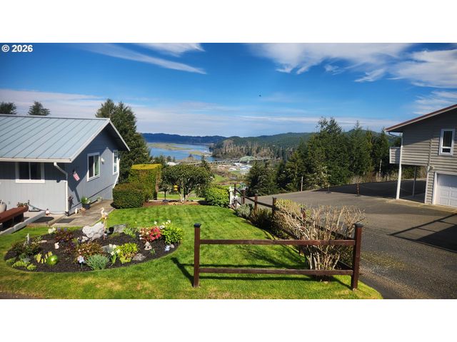 635 CRESTVIEW Dr, Reedsport, OR 97467