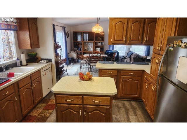 635 CRESTVIEW Dr, Reedsport, OR 97467