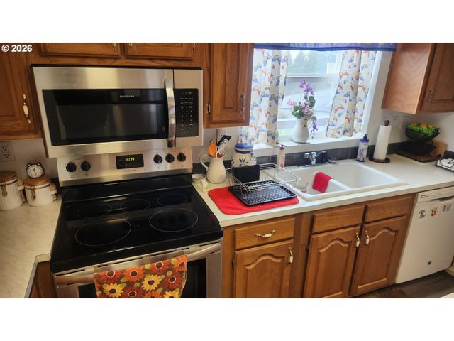 635 CRESTVIEW Dr, Reedsport, OR 97467