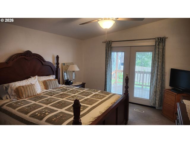 635 CRESTVIEW Dr, Reedsport, OR 97467