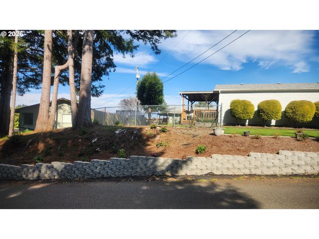 635 CRESTVIEW Dr, Reedsport, OR 97467