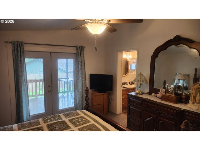 635 CRESTVIEW Dr, Reedsport, OR 97467