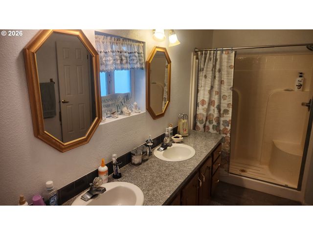 635 CRESTVIEW Dr, Reedsport, OR 97467