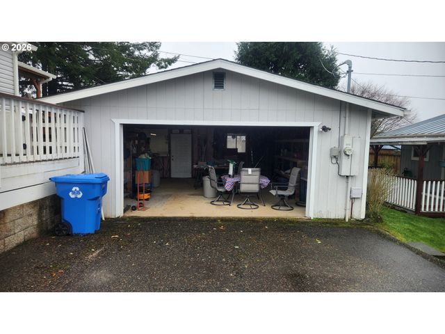 635 CRESTVIEW Dr, Reedsport, OR 97467