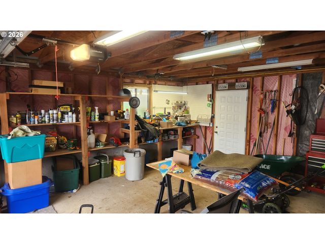 635 CRESTVIEW Dr, Reedsport, OR 97467