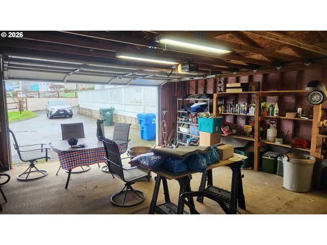 635 CRESTVIEW Dr, Reedsport, OR 97467