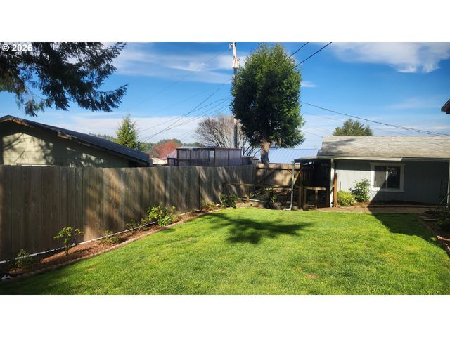 635 CRESTVIEW Dr, Reedsport, OR 97467