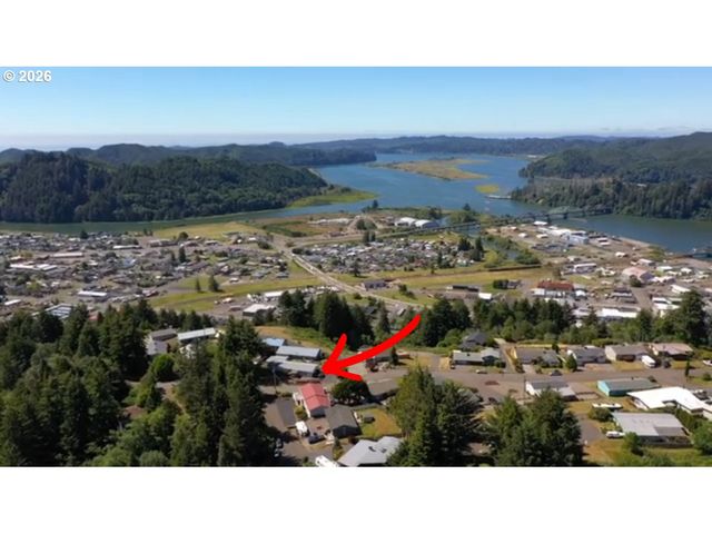 635 CRESTVIEW Dr, Reedsport, OR 97467